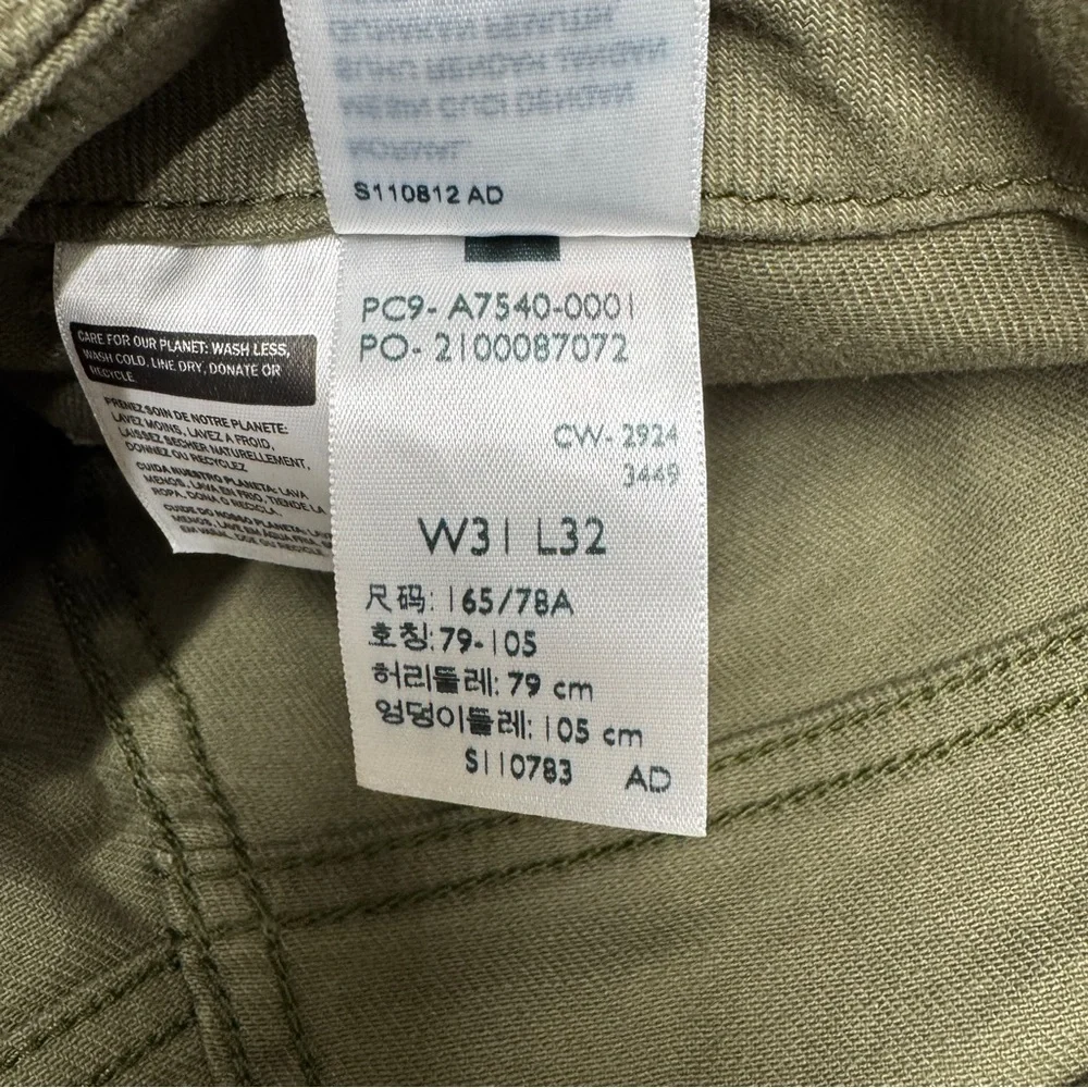 {Levi's} 